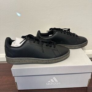Adidas advantage leather  sneaker in black  size 7, NWT